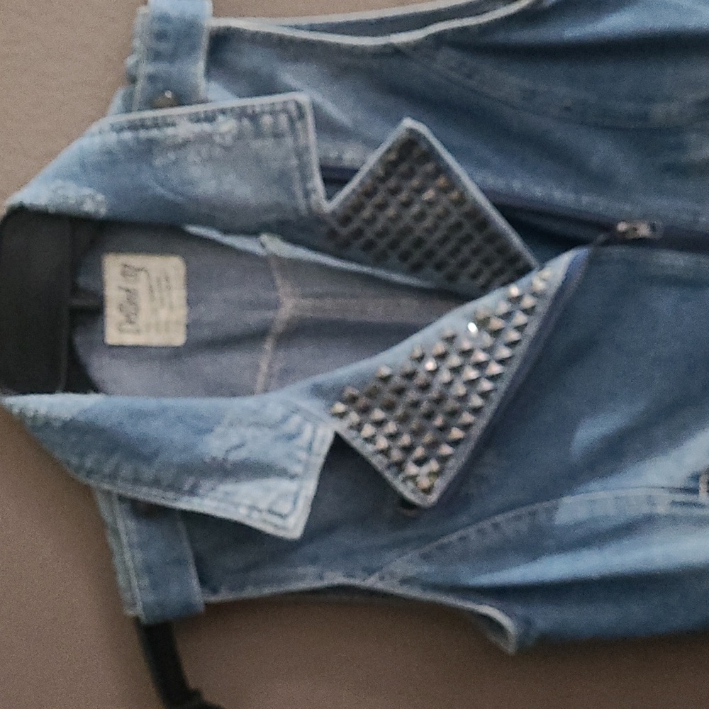 Vest - Picture 3 of 5